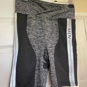 Sport shorts with crossed waist design